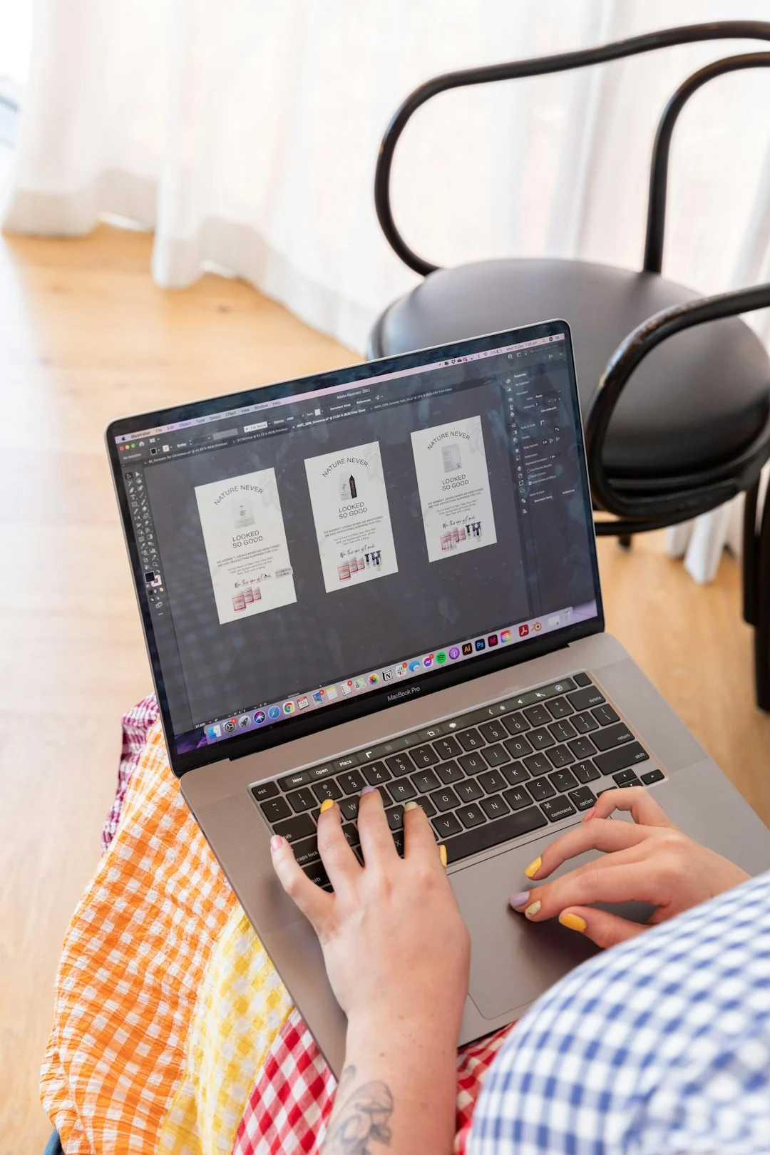 Vue de dessus de documents de stratégie de marque avec des visuels artistiques pour la planification d'entreprise.