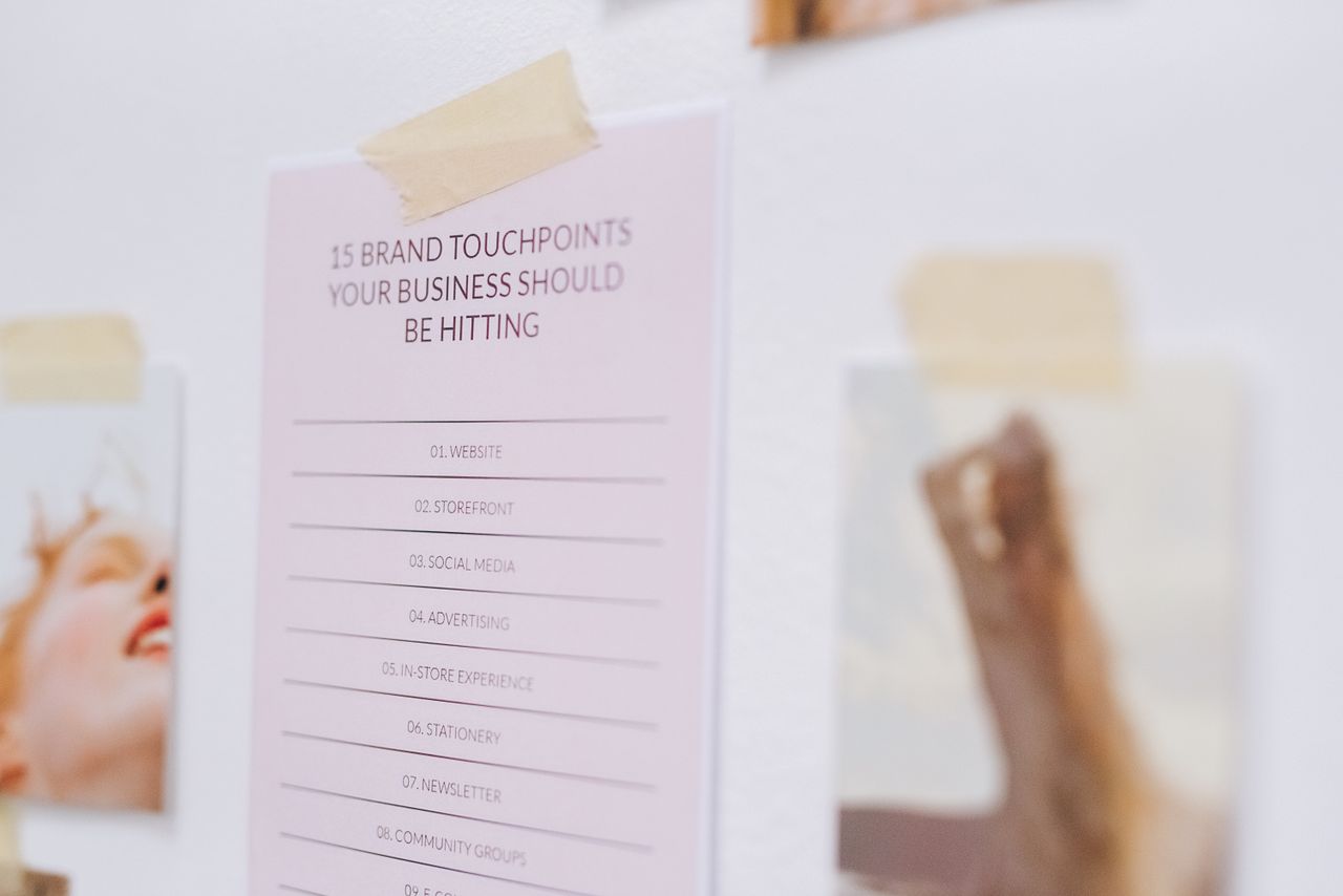 Vue rapprochée d'un mur présentant une liste de points de contact de marque pour les entreprises.